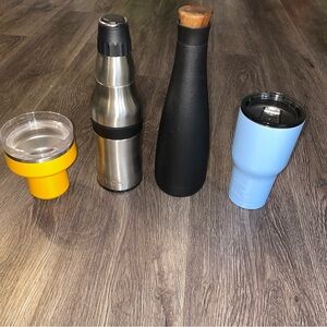 set if 4 stainless steel drink cups: Artic (blue), Orca (silver)